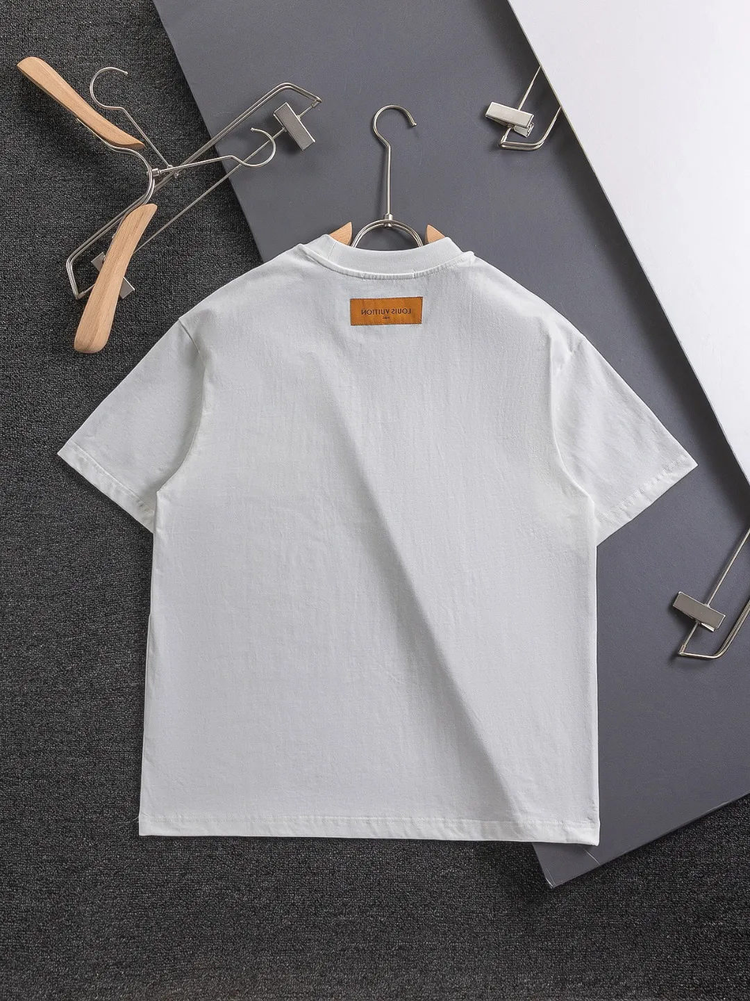 🅿️190 Louis Vuitton 1V micro-wide version S-Xl LV 25ss new product counters are on the shelves at the same time. Colorful purple letter design embroidery. Letter embroidery round neck short-sleeved T-shirt, same style for men and women! Synchronized with the official website, pure cotton fabrics at the counter! It is close to the skin and comfortable, durable and easy to wear. It has a classic and simple logo design and meticulous original craftsmanship. Short-sleeves, a must-have item for men, do not appear to be the same for the general public, but must be unique and eye-catching. This LV short-sleeve is all about quality, comfort, the same shape and fashion as always, including fabrics and cutting techniques. All of them have been made with great effort! 320 grams of washed pure cotton fabric, pure cotton is breathable, very refreshing and comfortable for daily wear. The rib knitting on the neckline is smooth and tight, and the neckline will not be skewed if you toss it at will. The loose version, you will find that it looks really good on the upper body. The overall is minimalist and neat, super versatile for daily use! Pair it casually with a pair of pants for a youthful look. A T-shirt will make your outfit crazy. It is a fashionable item that can never go wrong! Black, white, size: S-XL Size chart: S: Shoulder width 50-Bust 54-Length 70 M: Shoulder width 52-Bust 56.5-Length 72 L: Shoulder width 54-Bust 59-Length 74 XL: Shoulder width 56-Bust 61.5-Length 76